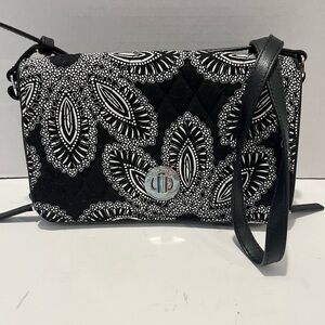EUC VERA BRADLEY  Turnlock Crossbody Bag Purse Blanco Bouquet Adjustable Strap